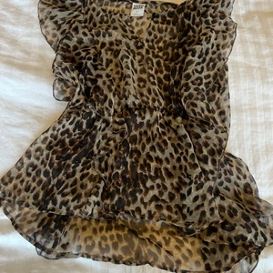 Genomskinlig blus - Genomskinlig blus i leopardmönster. Storlek M. 