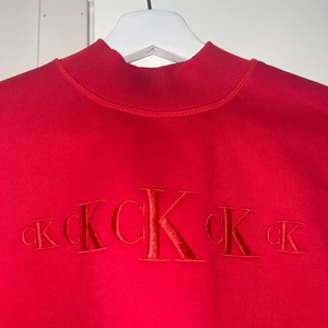 Superfin CALVIN KLEIN sweatshirt - Röd Calvin Klein sweatshirt. Så så fin men har inte kommit till användning, så den är helt ny. I storlek M men passar S och L också.  Köpt i somras. Nypris 1299:-. Säljer för 500, kan diskutera priset vid snabb affär. Finns i Helsingborg men kan frakta. ❤️