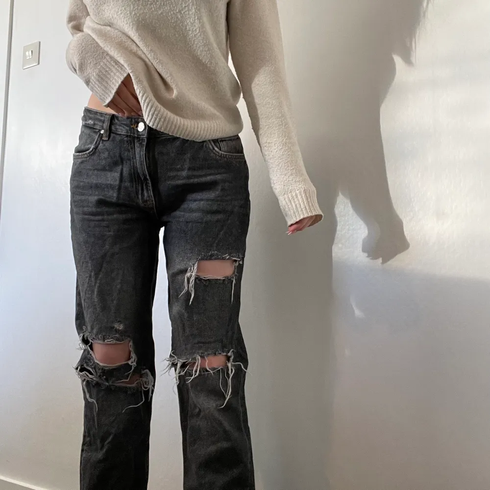 Snygga jeans som jag tyvärr aldrig får användning av❤️‍🔥❤️‍🔥 dom är i storlek M men skulle säga att dom är i S. Jeans & Byxor.