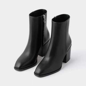 Aeyde boots stövletter i äkta läder i storlek 35. Använda en gång inomhus och en gång utomhus. Nypris 4100kr. Säljes för att de inte kommer till användning.