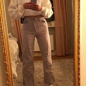 Lila jeans - Lila jeans från H&M med slitsar längst ned på benen. Lite korta på mig som är 170💓