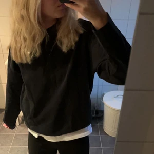 Tröja - Svart tröja från Levis i storlek S! 100 kr plus frakt på 66 kr❤️