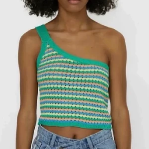 Säljer denna gulliga topp - ( lånade bilder hitta ingen egen)                                  Säljer denna gulliga topp, använd ca 2 gånger har mest testat den så skulle säga att den är i nyskick! Skriv privat ifall ni är intresserade och priset kan diskuteras💕 