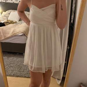 En jätte fin vit klänning som tyvärr är för liten för mig som har 36 i stl, använd fåtal gånger och passar jätte bra till studenten eller avslutnigen💗
