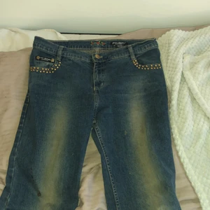 low rise jeans  - säljer mina low rise bootcut jeans. Dom har hjärtan på fickorna där bak. 