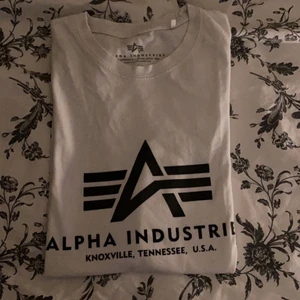 T-shirt  - Säljer min Alpha Industries T-shirt ny priset var 299kr 🖤 säljs för att den kommer inte till användning, skriv för frågor! Priset går att diskuteras.