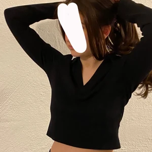 Topp - En långärmad v-ringad topp med en liten krage. Använd max 3 ggr, och är därför i nyskick. Hör av er om ni undrar något😊