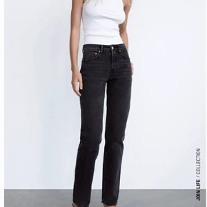 Zara mid waist jeans  - Säljer dessa zara jeans, mid waist, lågmidjade skulle jag säga, säljer då de är lite stora, klippt av nån cm, men skulle säga att nån som är 175 iaf skulle kunna ha de. 