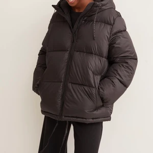 Populär H&M jacka - Den populära och slutsålda jackan ifrån H&M, som ny & inga synliga täcken på användning. Högsta bud just nu 350