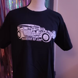 US BASIC t-shirt XL - Icke stretch t-shirt i svart, med motiv och text.