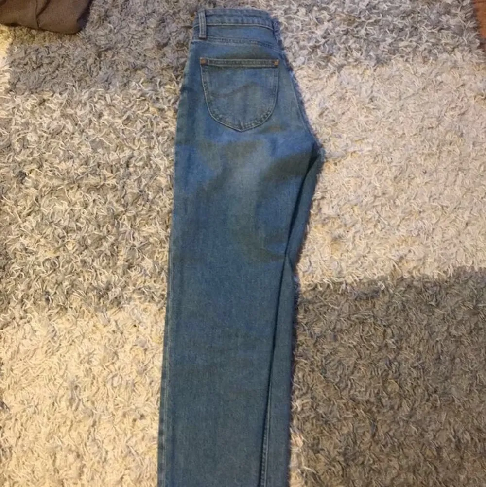 Säljer mina Lee jeans i straight modell då dem har blivit försmå för mig tyvärr. De är använda sällan så de är i jättefint skick💜 Köpta för ca 900kr. Jeans & Byxor.