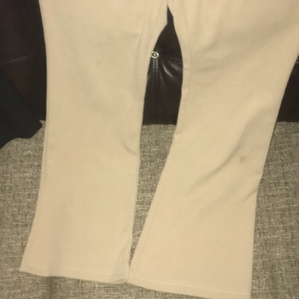 Ny skicka använd 1 gång ny pris 399kr beige bekvämt materialet inte riktigt kostym material Storlek L/32 . Farkut & Housut.