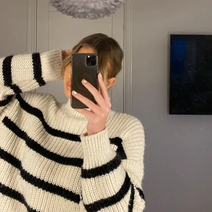 Randig tröja  - Säljer denna fina randiga tröja då den inte kommit till användning så mycket! Storlek M men skulle säga att den är liten i storleken. Från hm och sparsamt använd 💘 skriv för fler bilder, pris kan diskuteras 🥰