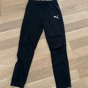 Puma träningsbyxor - Superfina träningsbyxor från Puma i storlek 164 (ungefär som en XS). Säljes för 80kr + frakt. TOTALPRIS: 142kr 🖤