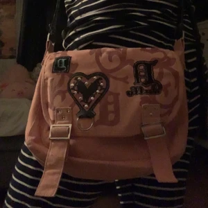 Y2k väska  - Väska perfekt för dig med lite y2k/grunge stil💞 bandet går att spänna in. Har ett stort fack med ett litet mini fack i och ett fack som öppnad med dragkedja, sen är det ett ytterfack (skickar gärna fler bilder