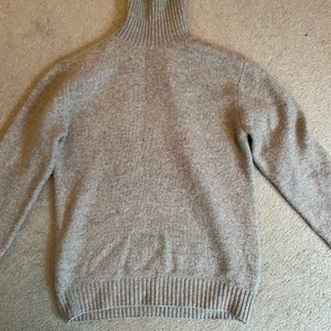 Tröja med krage!!🤍 - Fin stickad tröja med krage🤍 fint skick!!⭐️ frakt ingår inte i priset!!