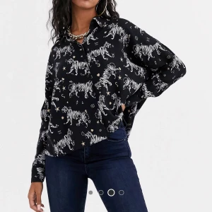 Tigerskjorta - Säljer denna snygga skjorta med tigrar från ASOS i strl 42. 
