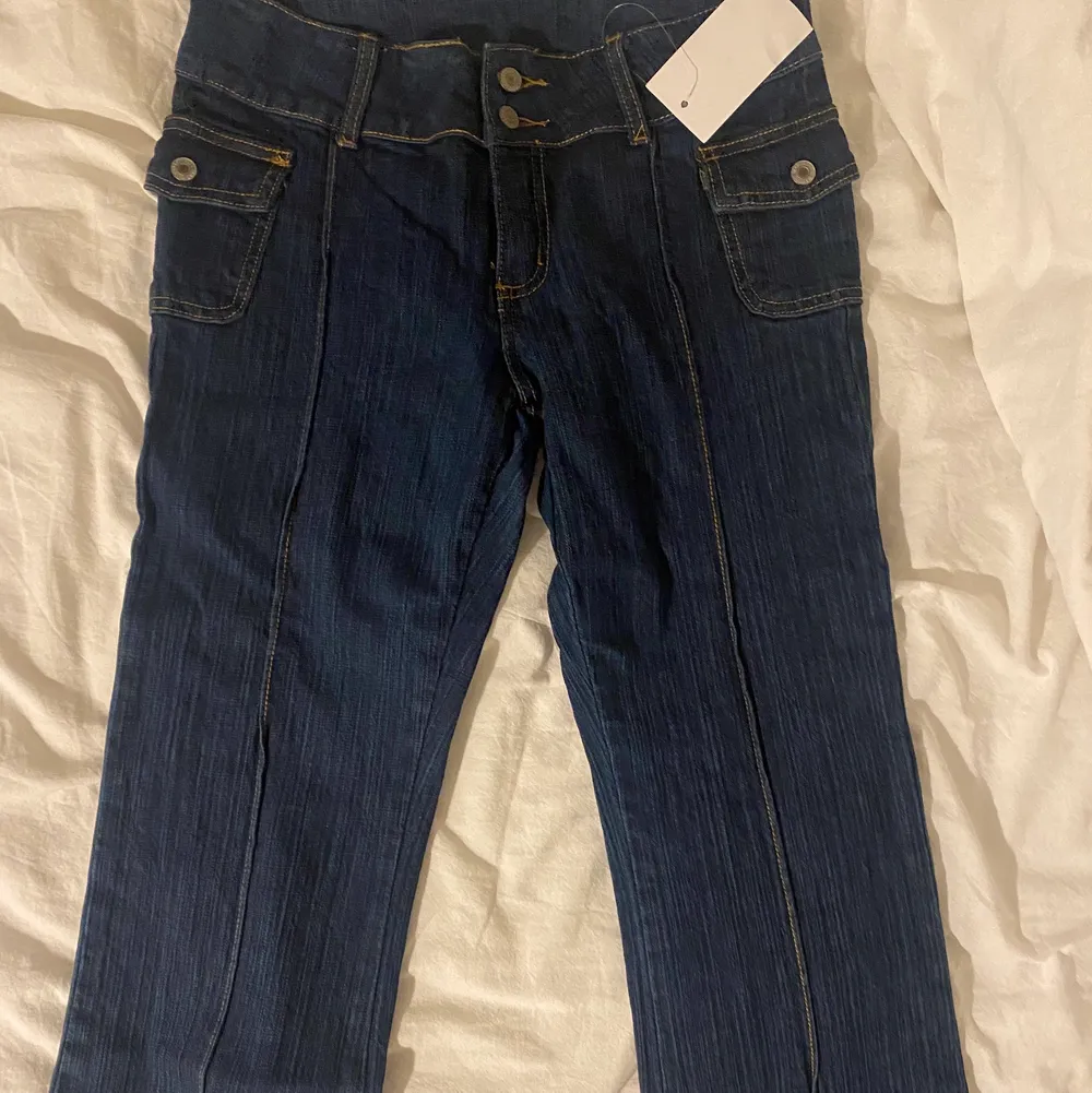 Helt oanvända Brandy Melville jeans. Super fina mörkblå bootcut med fickor fram, är i storlek small (onesize). Köpta från Brandys sida för 440kr- säljer för mer än hälften:). Jeans & Byxor.