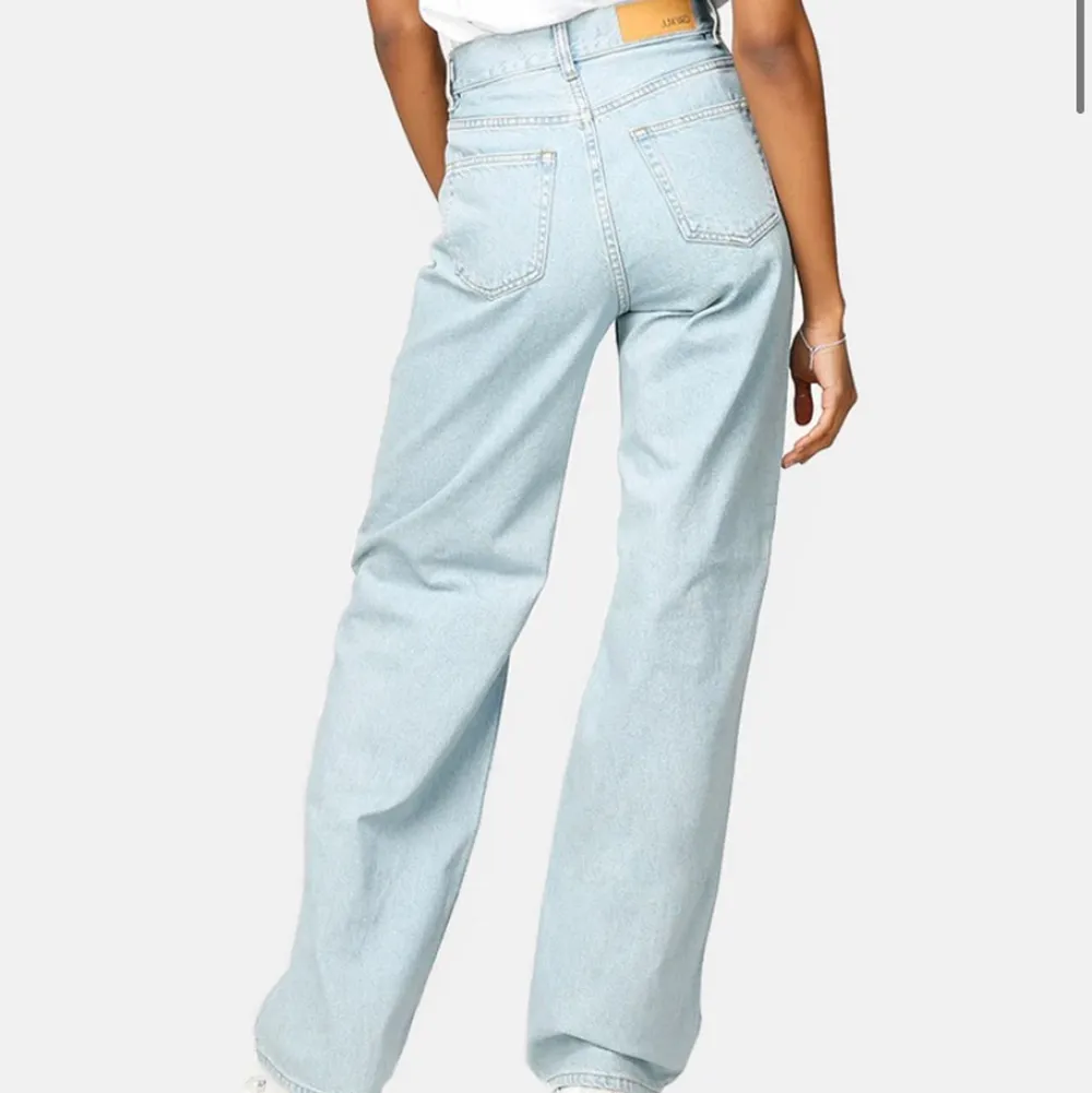 Snygga wide leg jeans som jag sprättat upp så de passar mig som är 172. . Jeans & Byxor.