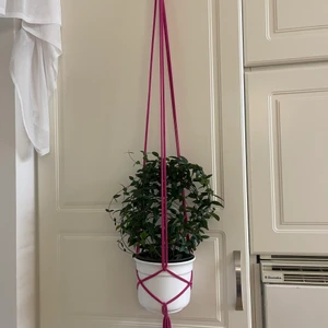 Ampel, hängare, plants hange - Ampel för blomkruka, rosa, längd 70 cm, passar för kruka 14-17cm, träning, pris 35 kr pp 14 kr