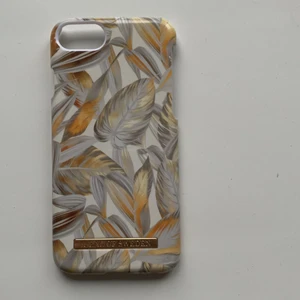 Ideal of sweden skal iPhone 6/7/8 - Säljer mitt ideal of sweden skal då jag har fått en ny mobil. Det är använt och har lätta slitage men är inget större fel på det. En spricka se sista bilden men det är absolut inget man tänker på. Skriv privat för mer bilder eller frågor💞originalpris 300