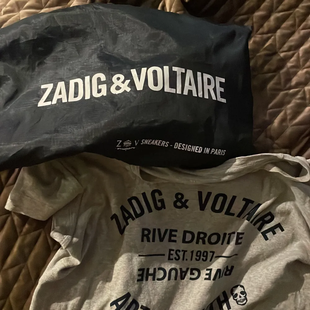 Säljer nu min Zadig Voltaire tröja! Den är i ett väldigt skönt material och är så så snygg! 💕. T-shirts.