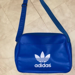 Adidas väska  - En blå adidas väska i så fint skick. Aldrig använd den. Köpt för 750kr men säger nu för 300kr!💞