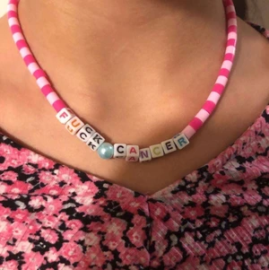 Super fint halsband med text ❤️✨ - Ett super fint halsband där det står fuck cancer endast 12 kr plus 12 kr frakt ❤️✨