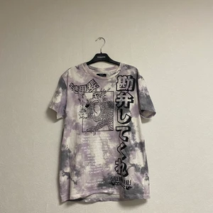 Bershka  - En fet t-shirt med tryck, storlek 36. Köpte för 250kr men säljer för 150kr, pris kan diskuteras vid snabb köp 