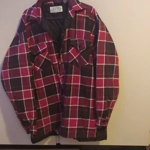 Button up Jacka - Röd button up Jacka, inte jätte tjock men värmer bra. Använd ett fåtal gånger. 