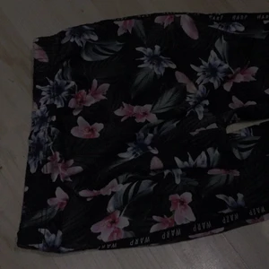 WARP byxor - Säljer ett par WARP byxor med storlek 146/152. Dragkedjan på ena fickan är dock trasig men fickan fungerar utan kedja!