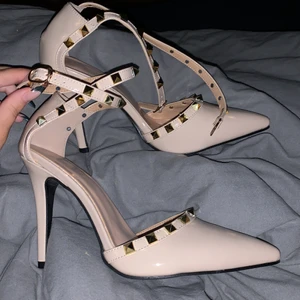 klackskor med nitar  - Super fina klackskor med nitar, valentino inspirerade. Aldrig använda, köpt för några månader sedan💗💗💗 Beställde två par å valde å ha kvar dom andra därav säljer jag dessa!