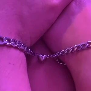 Hjärt armband  - Super super gulliga armband med ett magnethjärta mellan de, megneten passar endast med det matchande armbandet så man kan inte matcha med något annat armband. Fick hem två stycken när jag beställde mitt därav säljer jag det ena som är helt oöppnat, det är av rostfritt stål så det färgar inte av sig eller tappar färgen💓 perfekt att ge bort på alla hjärtans dag eller som present till en partner eller kompis💗 ena kedjan är lite större med större länkar och det andra lite mindre💗💓