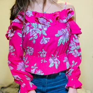 En fin sommar mag tröja - En fin sommar tröja har använt den två eller tre gånger helt ny skriv om du är intresserad 🤩🌸 köpte den 150kr 