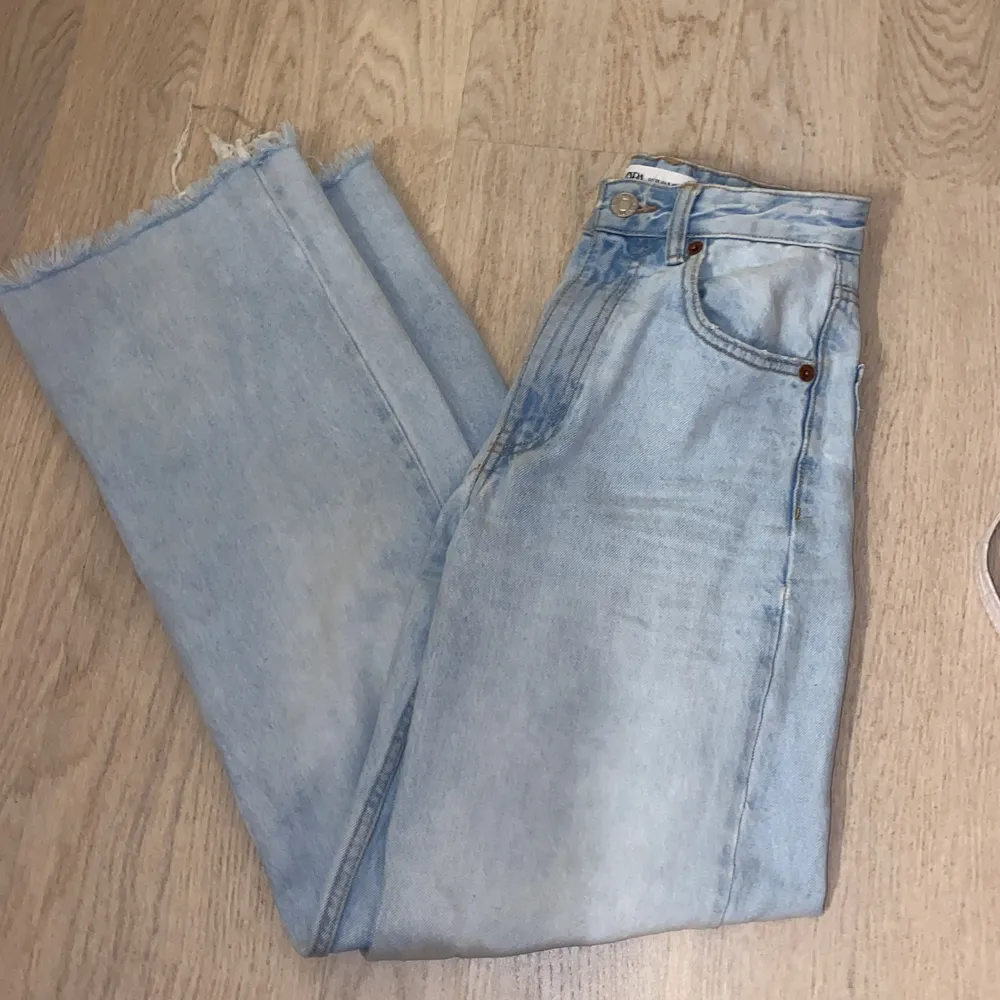 Jätte fina högmidjade jeans från zara. Inte mycket använda därför säljer ja dom. Orginal pris: 400kr❤️. Jeans & Byxor.