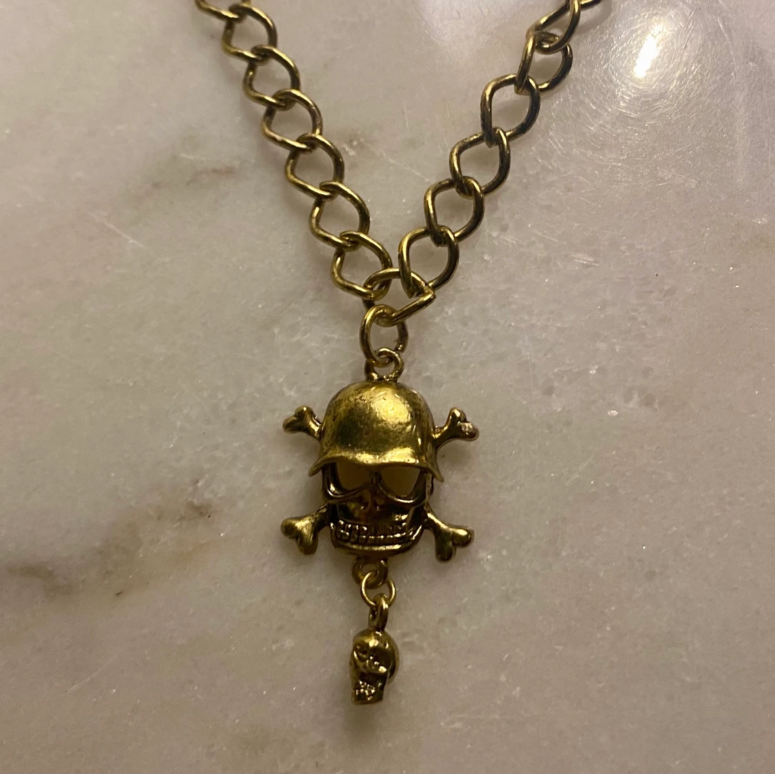 Handgjort guldigt dödskalle halsband