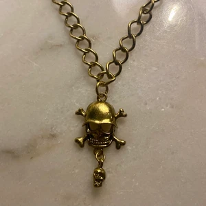 Handgjort guldigt dödskalle halsband - Ett coolt guldigt halsband som är helt handgjort!☺️ skriv om du är intresserad!