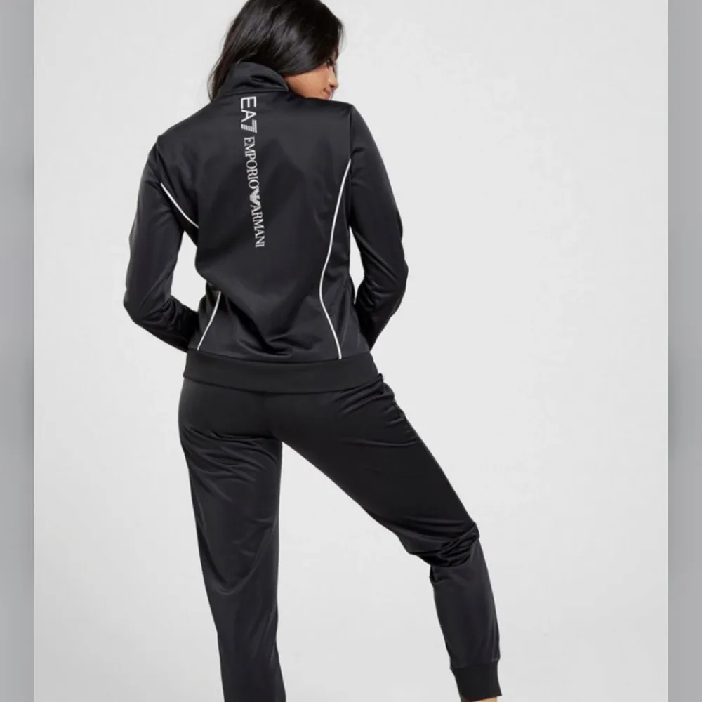 En jättefin svart armani dress/tracksuit i storlek s som jag köpte på jd sports. Har endast testat så den är i väldigt bra skick. Kan bjuda på frakten vid snabbt köp. Övrigt.