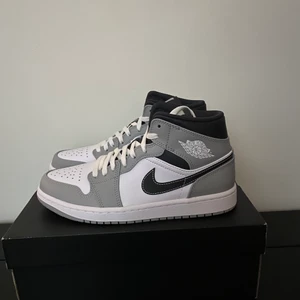 Air Jordan 1 Mid Smoke Grey - Helt nya köpta från Zalando! Storlek 40.5! Det är Air Jordan 1 Mid Smoke Grey Anthracite. Dm vid frågor 