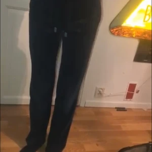 Juicy - Någon som vill byta mina mörkblåa juicy byxor mot ett par gråa eller röda eller bruna eller gröna i st XXS-XS isf hör av dig💙