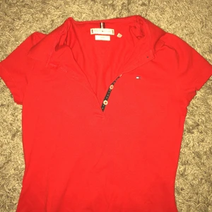 Tommy Hilfiger  - En röd lång klänning, sällan använd (ordinarie pris 899kr) 