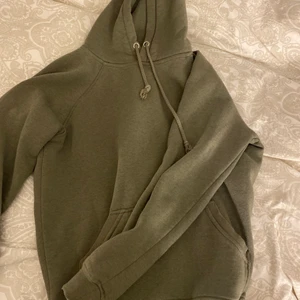 Grön bikbok hoodie - Grön bikbok hoodie som är i bra skick 