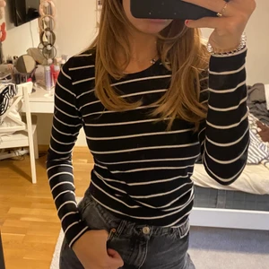 Randig tröja - Randig tröja från Cubus i storlek XXS men sitter bra på mig som har S. Bra skick! Perfekt till skolan!