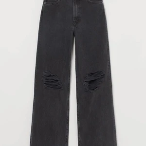 Vida jeans! - Säljer dessa jättesnygga jeans i både storlek xs och xxs! De är knappt använda men ger en as snygg form kan skicka bilder privat ifall så önskas! Älskar hur de går att matcha med både enkla och färgglada toppar!❤️De är från hm och ord priset ligger nog runt 2-3 hundra men de är slut överallt! Kan tänka mig att sälja för 150kr styck! Kontakta gärna vid intresse!🥰Skulle säga att de är midrise!!