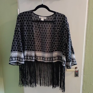 H&M ❤️ COACHELLA kimono kaftan - Svartvit mönstrad härlig kimono/kaftan med massor av fransar. Använd ett fåtal gånger, superfint skick! 