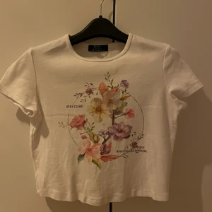 Tröja - Supersöt crop top från Bershka! Säljer då den tyvärr inte längre passar :(❤️ 