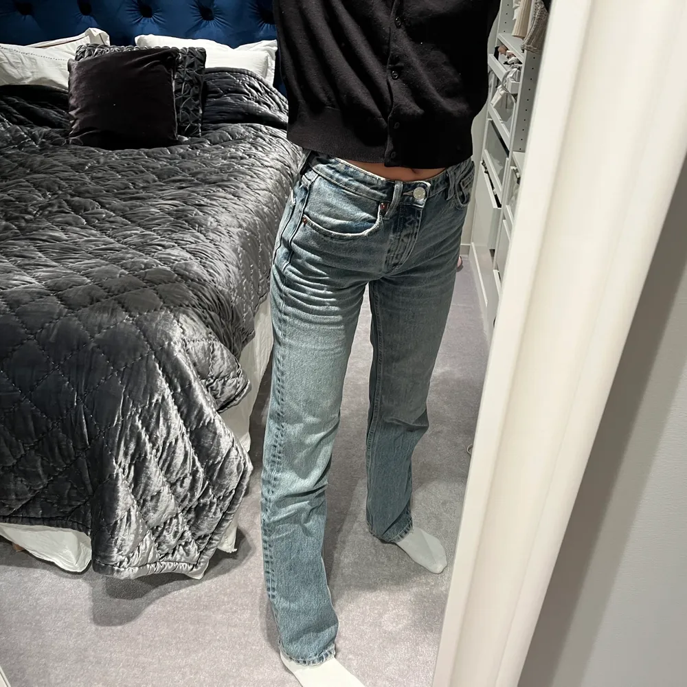 Zara midwaist jeans i blå/grå färg, slutsålda på hemsidan. Storlek 34! Jag är 171cm💓 startpris 150kr + frakt. Skriv till mig privat i chatten om ni budar så kan jag kontakta vinnaren!. Jeans & Byxor.