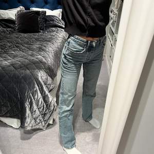 Zara midwaist jeans i blå/grå färg, slutsålda på hemsidan. Storlek 34! Jag är 171cm💓 startpris 150kr + frakt. Skriv till mig privat i chatten om ni budar så kan jag kontakta vinnaren!