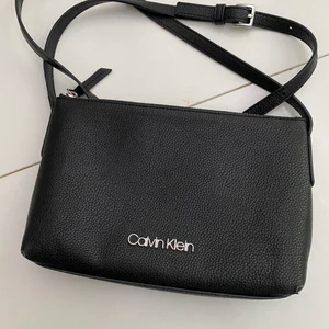 Calvin klein väskan  - Två år gammal väskan i okey skick, köptes från zalando. 70 kr. 