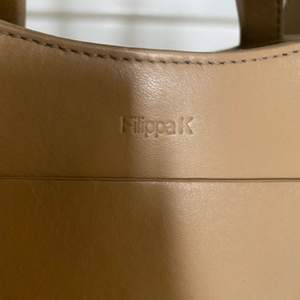 Säljer den snygga läder Filippa K väska. Fungerar som Axelbandsväska och även handväska. Den är i jätte gott skick.😍